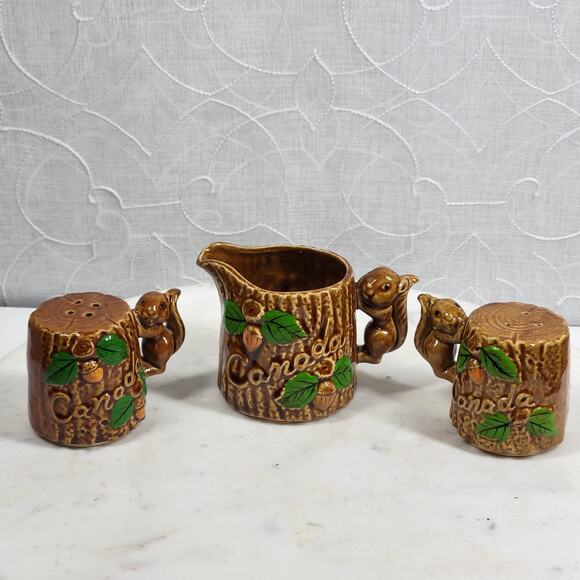 Vtg Squirrel Salt Pepper Shakers Creamer Set Souvenir Canada Hand Painted Cabin - Picture 1 of 16